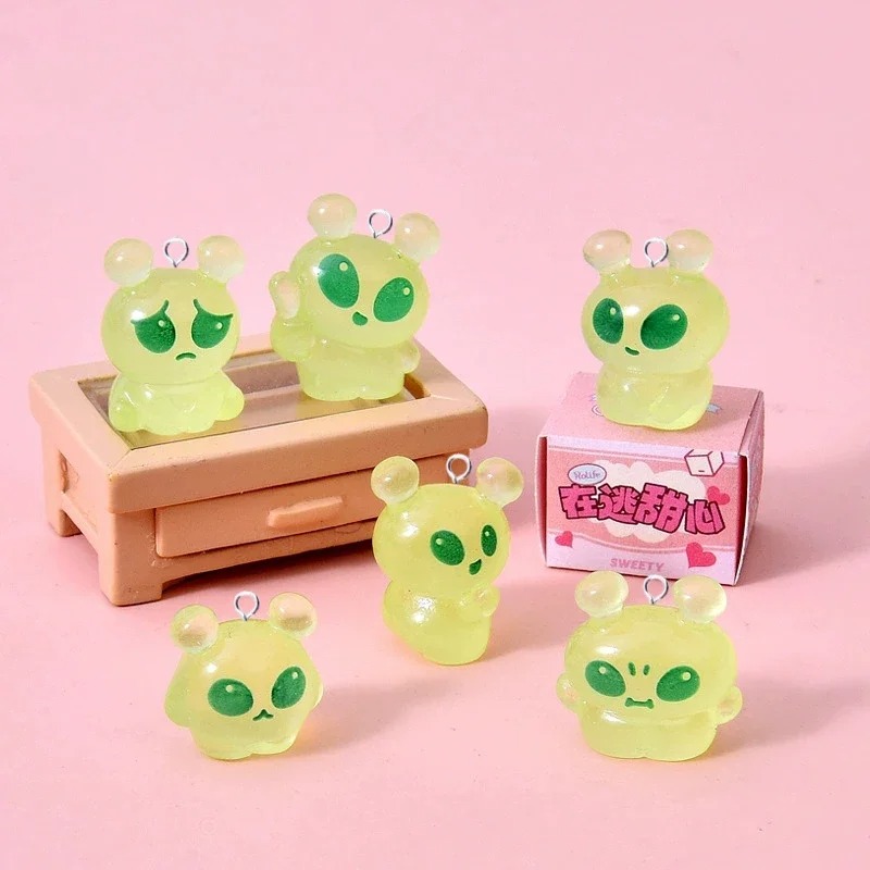 Resin Art Box - 10 Breloques Lumineuses Mini Alien Vert